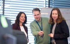 Justis- og beredskapsminister Astri Aas-Hansen besøker Øvelse Bukkesprang. Her får hun en innføring i øvelsen av adm.dir i Telenor Birgitte Engebretsen og øvelsesdeltaker Daniel Christensen.